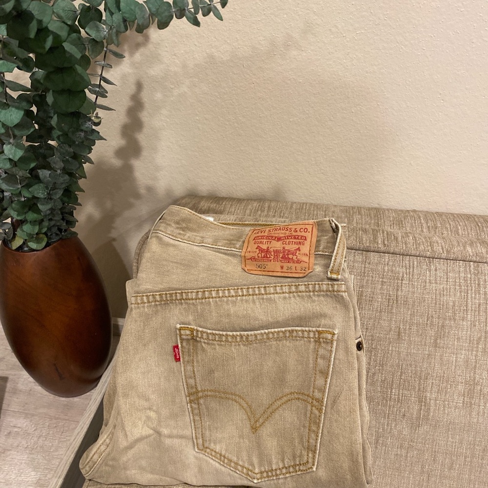 cream pair of levi jeans!